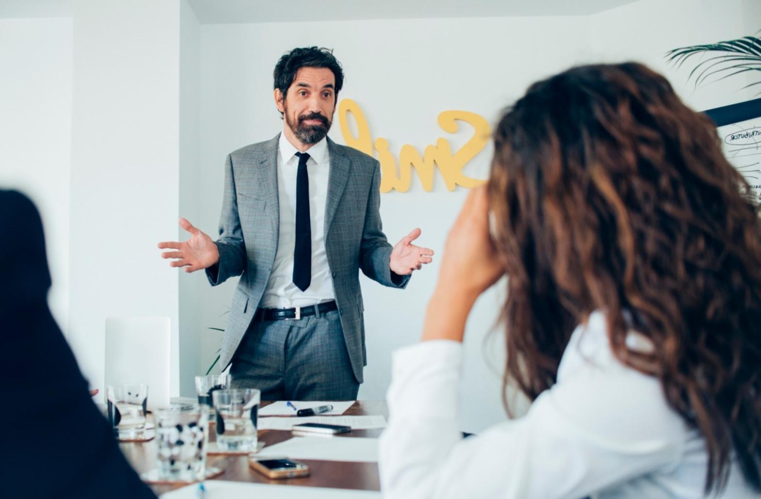 Espacio de trabajo con herramientas de planificación financiera